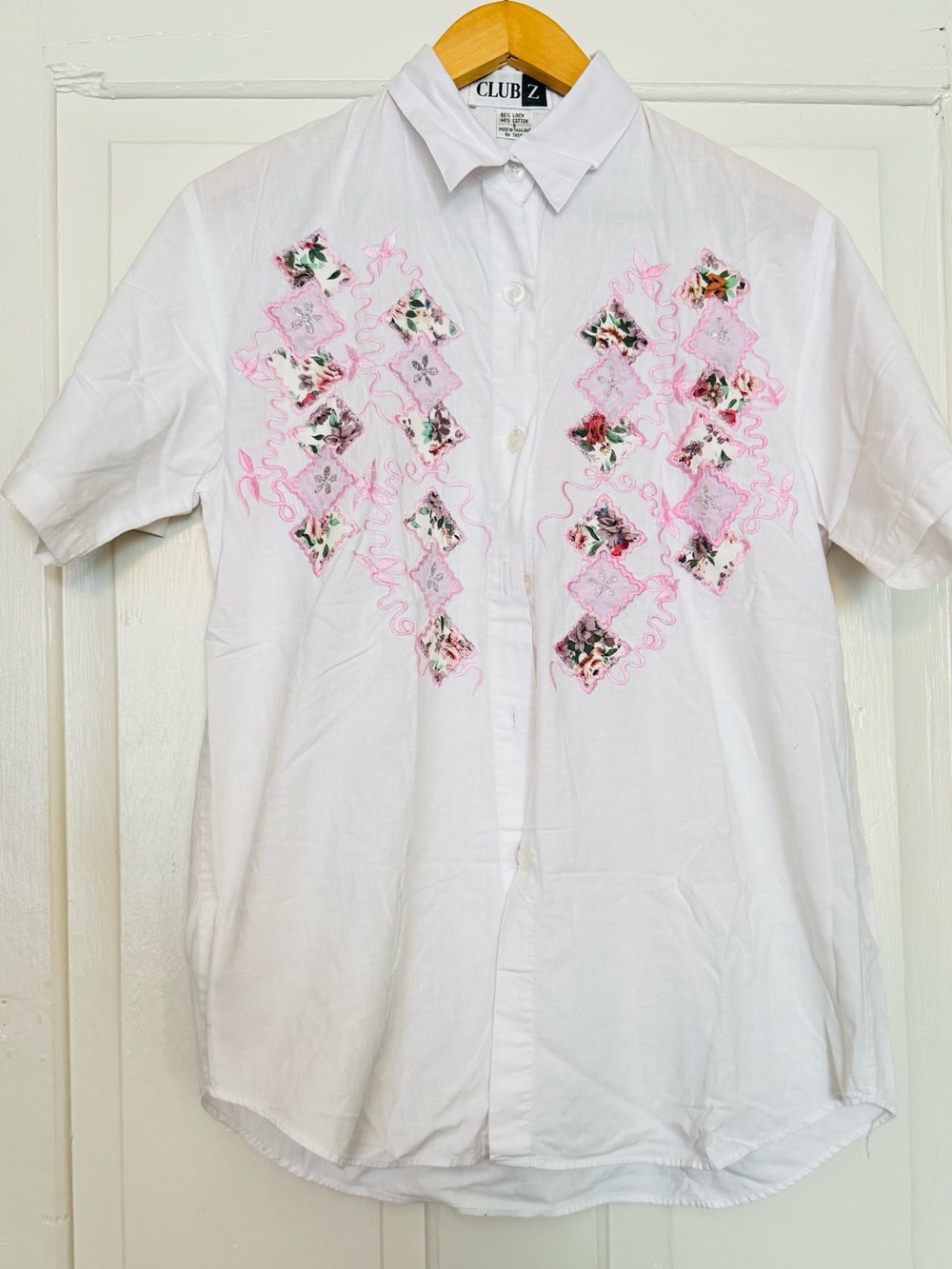 Vintage Club Z White Short-Sleeve Shirt with Pink Floral Embroidery